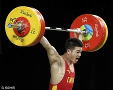 举重公开赛焦点战：河套迅豹队强势横扫钱塘巨龙队，新星闪耀。教练团队居功至伟